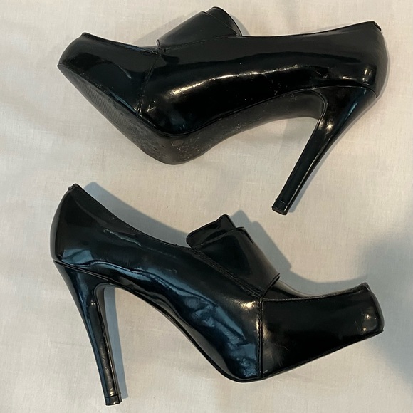 BCBG Black Booties Stilettos with 5” heels and zipper, Size 8 - Picture 6 of 9